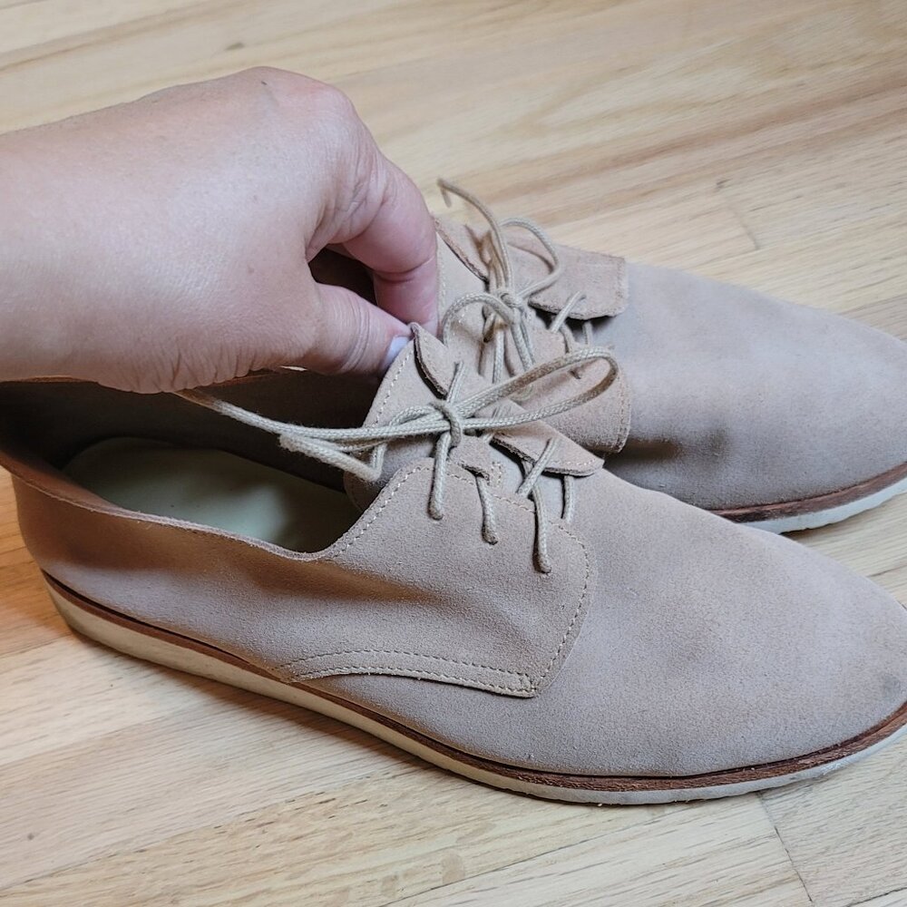 Nisolo Suede Travel Derby Tennis Shoes in beige/pink 8